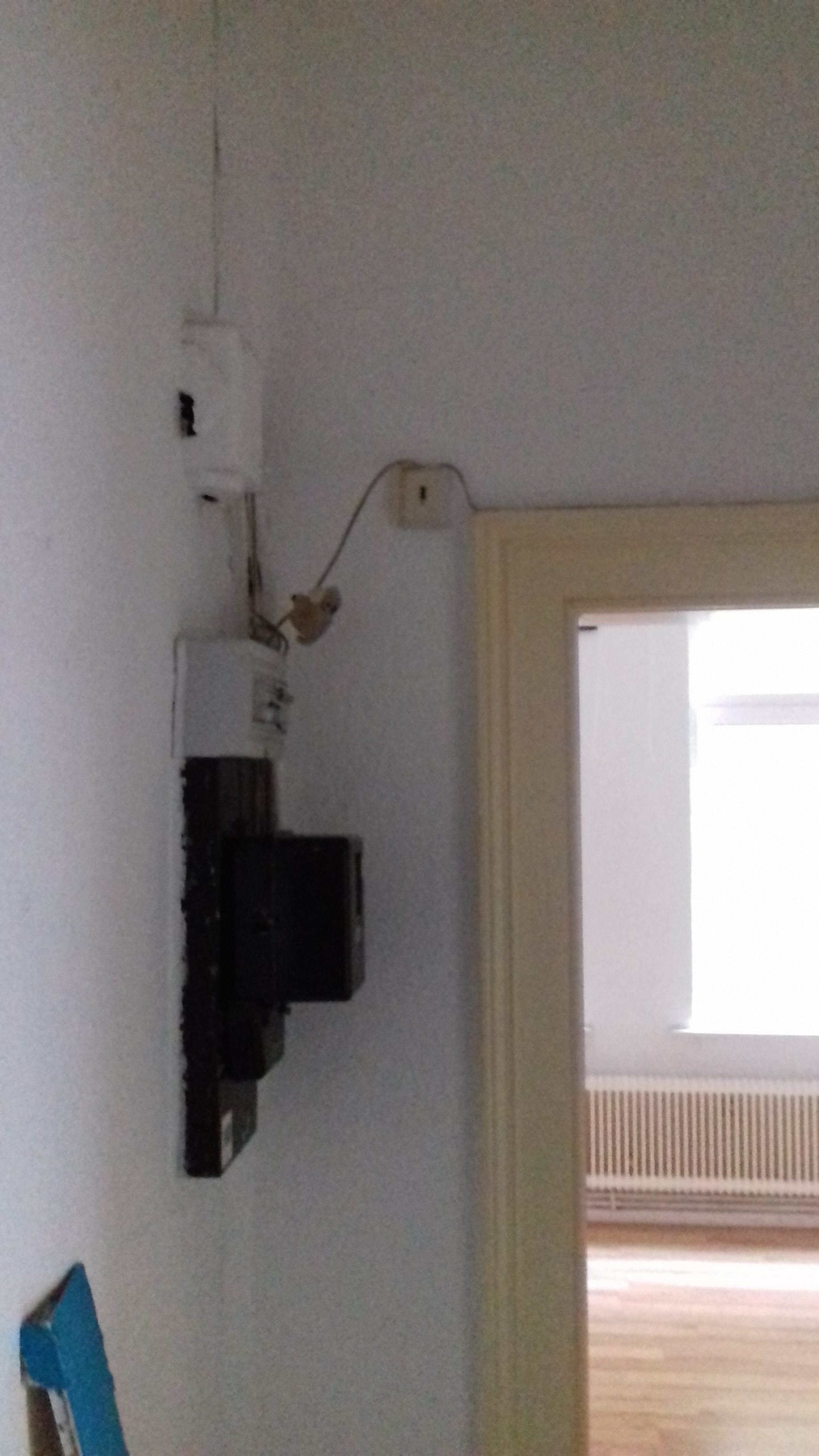 Ein Türrahmen, wo der Telefonanschluß unter der Decke angebracht und verdrahtet wurde.