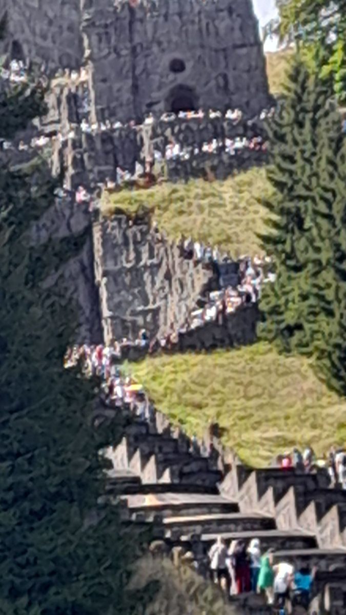 Zoom auf die Kaskaden um die Menschenmassen zu zeigen.